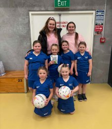 Team photo of the Clutha Primary Netball team, with Tanisha and Cassandra stood proudly behind them.