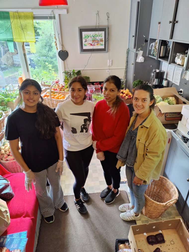 Students from Wakatipu High School volunteering