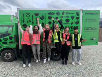 6 student volunteers standing in front of KiwiHarvest truck